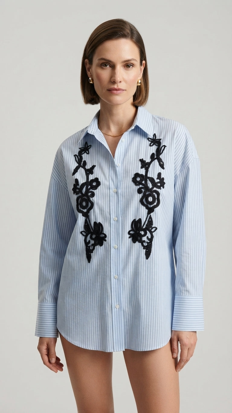 Eco Camicia Oversize a Righe con Ricami Floreali Colore Azzurro