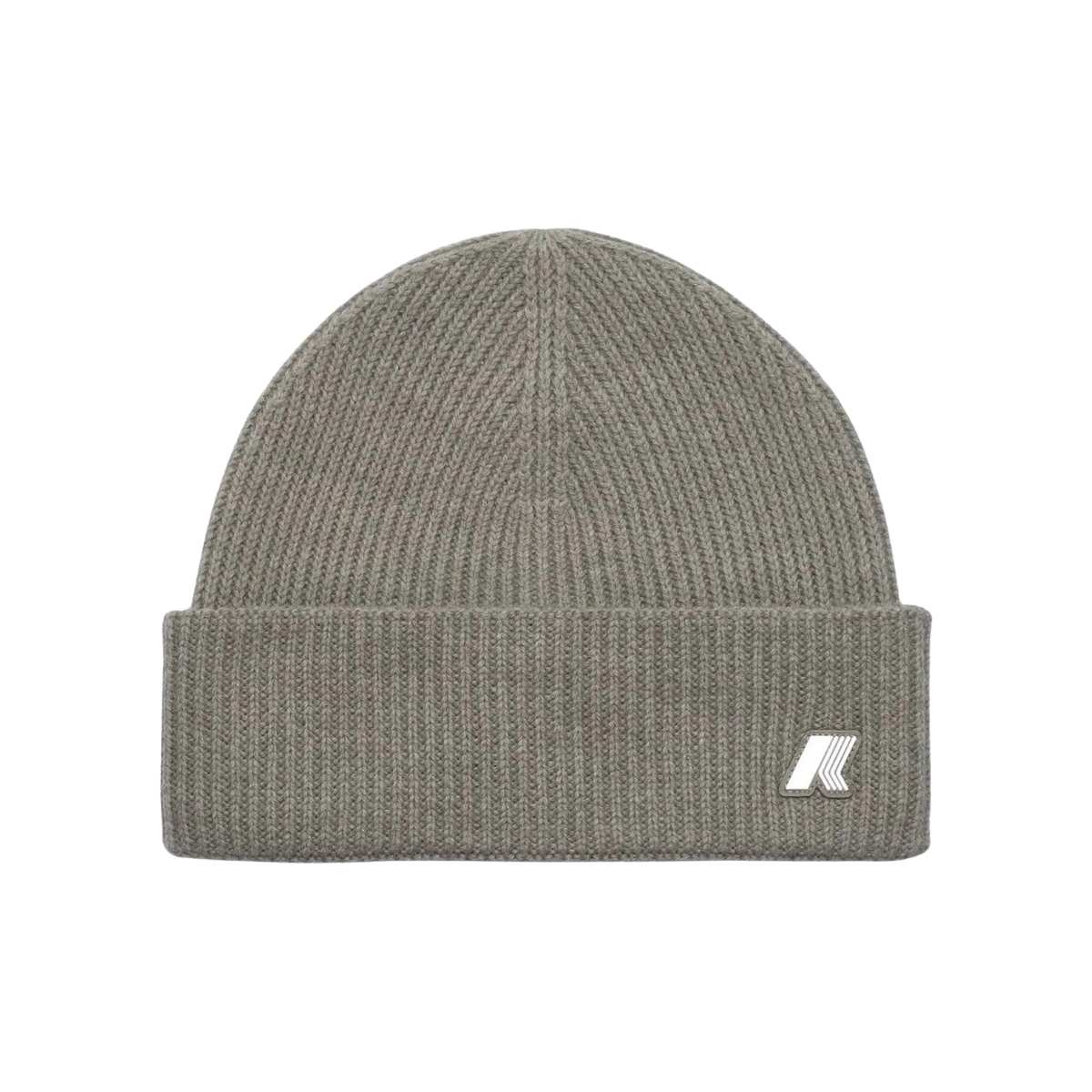 Il cappello Brice di K-way combina stile e comfort con la sua lavorazione a costa inglese in lana di alta qualità. Il design con risvolto e il fitting regolare garantiscono una vestibilità perfetta, mentre il logo in silicone bianco dona un tocco moderno e distintivo. 