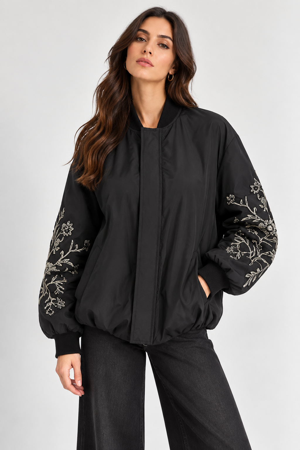 Eco Bomber con Ricami Floreali Colore Nero