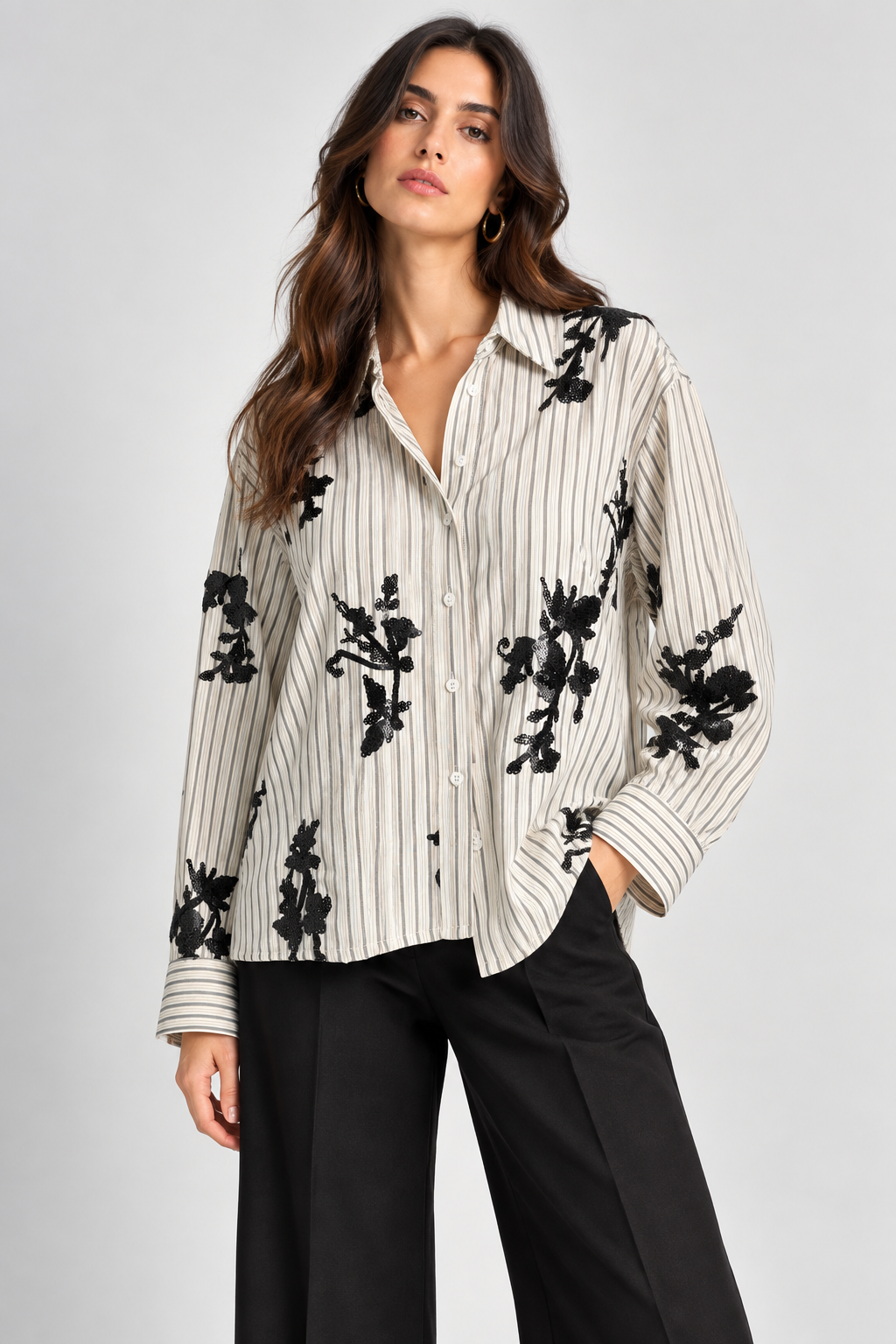 Eco Camicia a Righe con Ricami Floreali Colore Beige e Nero